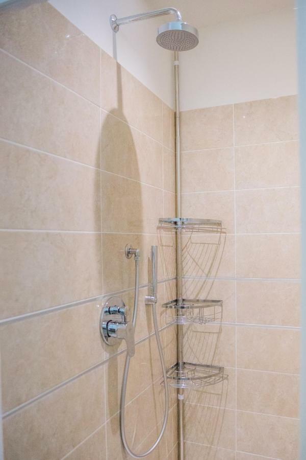 Family Apartment London เวโรนา ภายนอก รูปภาพ